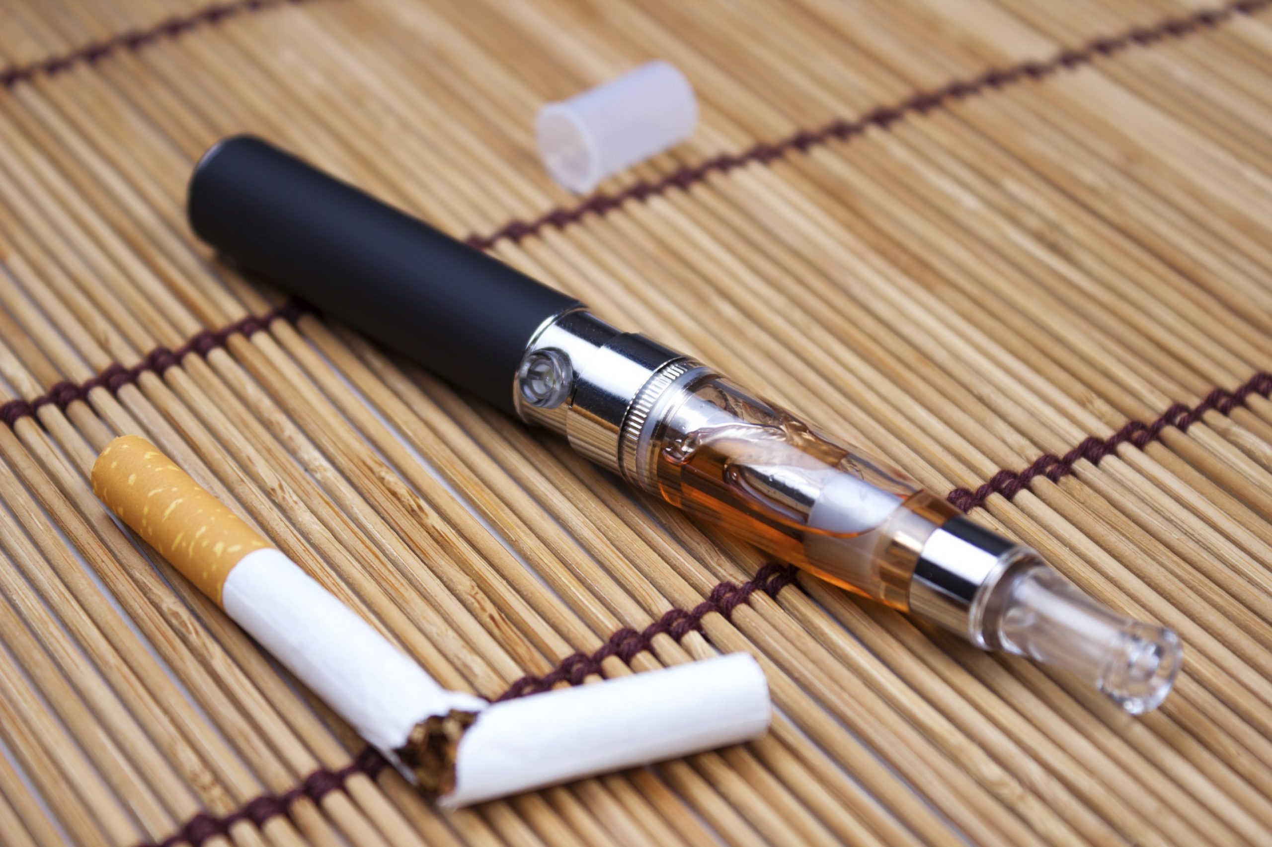 Электронные сигареты описание. Электронная сигарета e-Health e-cigarette, the one. Элек сигареты. Электронная сигарета палочка. Сигареты есть.
